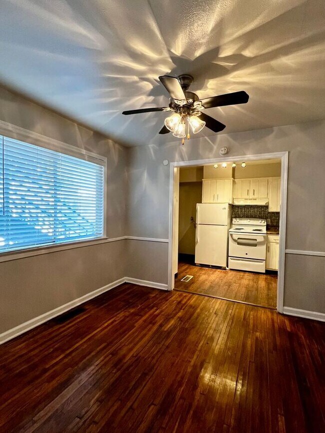 Photo - Quiet Midtown Community 2bd/1ba with Fall ...