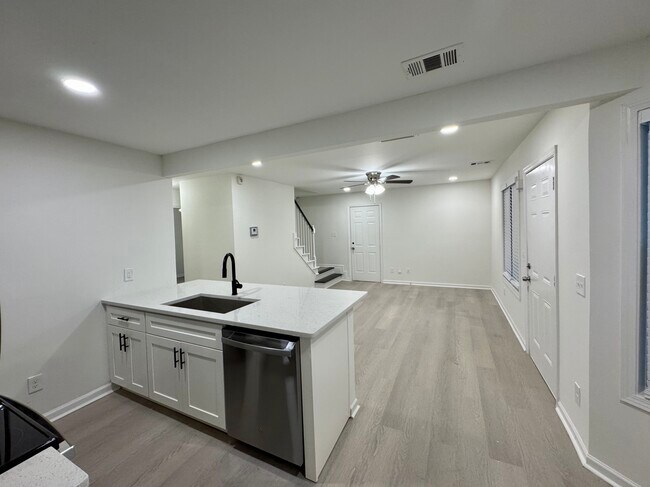 Kitchen - 52 Johnson Rd NW