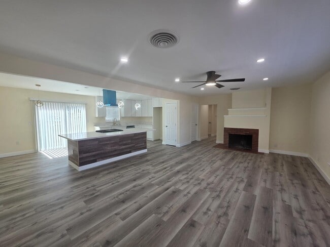 Photo - 1098 E 21st St