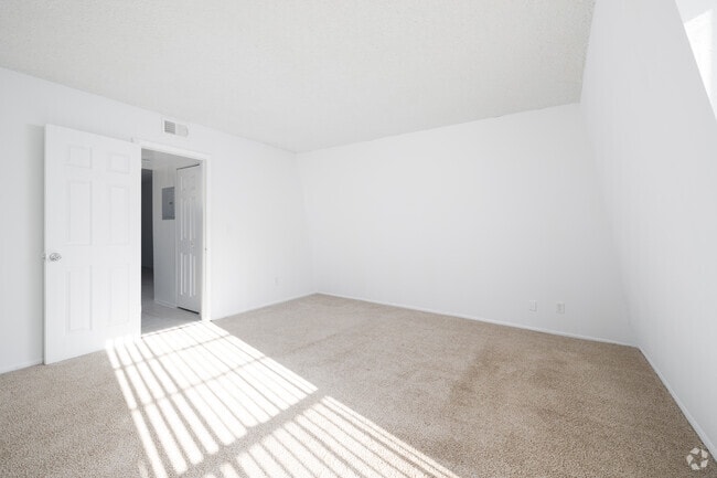 1BR, 1BA - 697SF - Bedroom