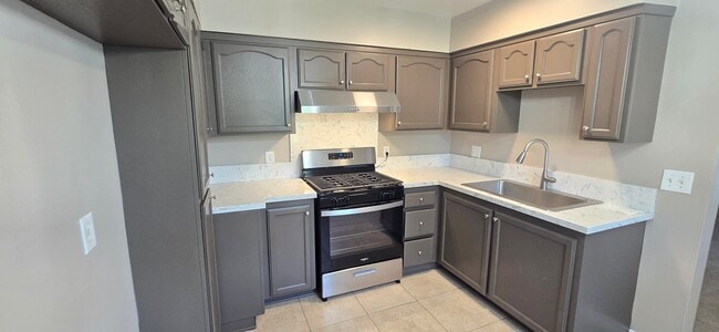 Building Photo - 405 S Kroeger St
