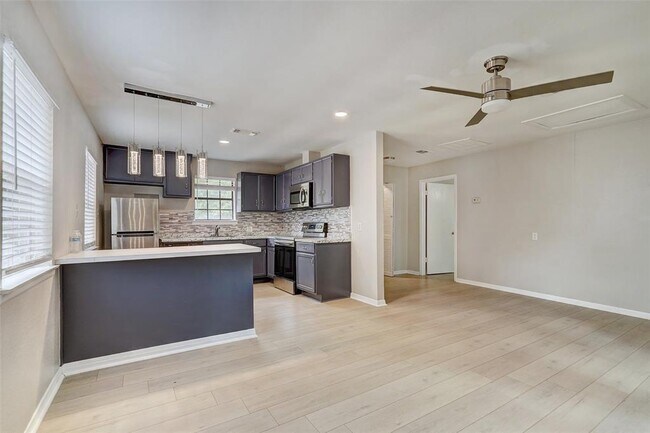 1806 Dixie Ln
