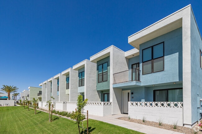 Building Photo - The Douglas