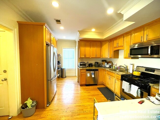 Building Photo - 27 Lothrop St Unit 2