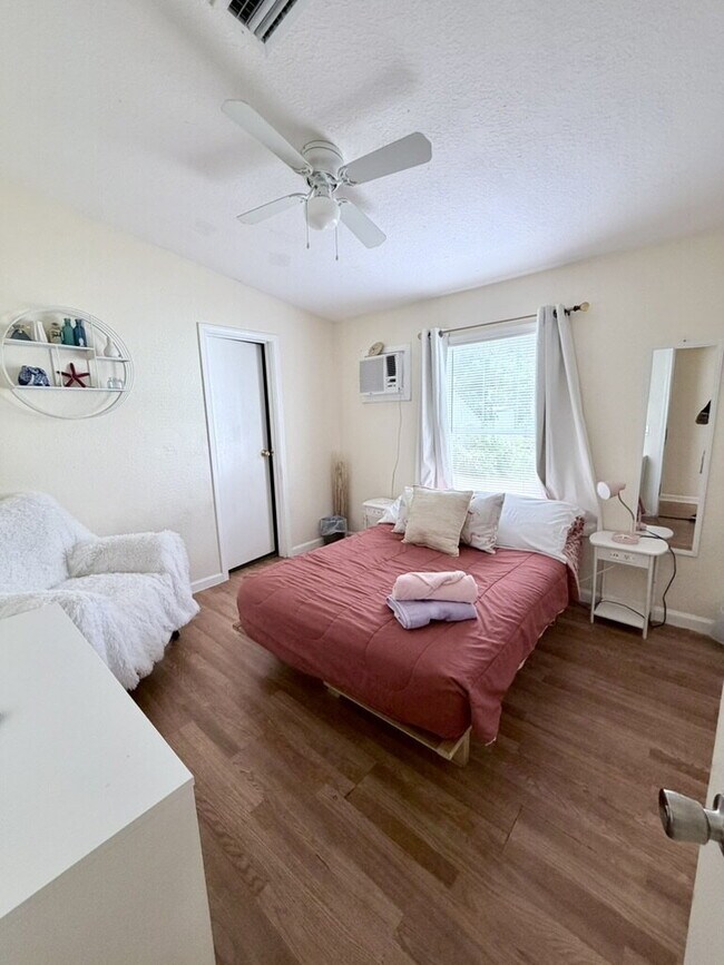 Photo - "Charming 1-Bedroom for Rent, Oasis in Vibrant West Palm Beach – Your Ideal Urban Retreat!" Unidad Room 3