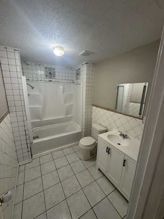 Photo - 150 Schoolview Dr