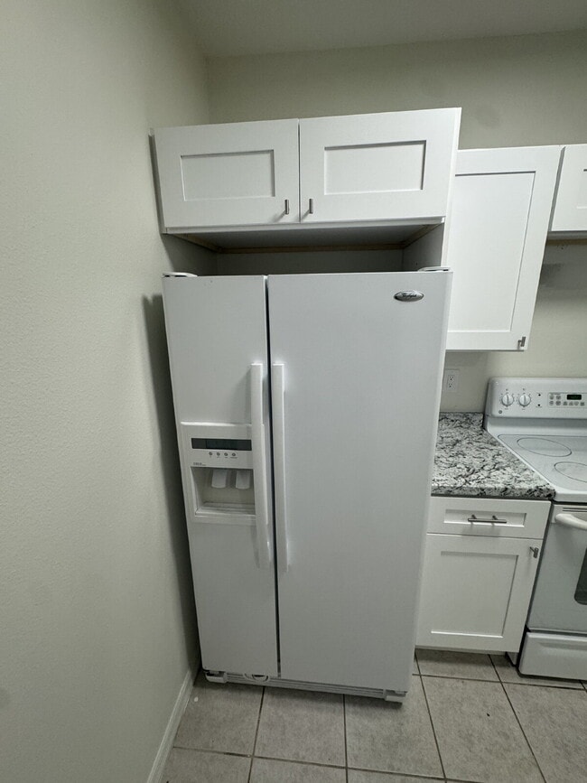 Photo - "Charming 3-Bed, 2-Bath Gem in Riverview –... Apartamento Unidad #102