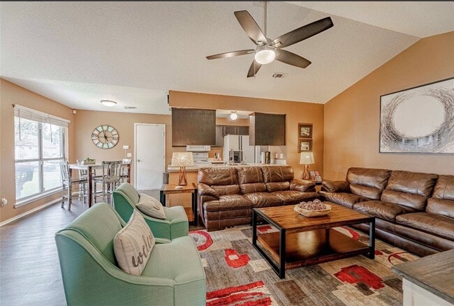 Photo - 215 Fox Run Pl