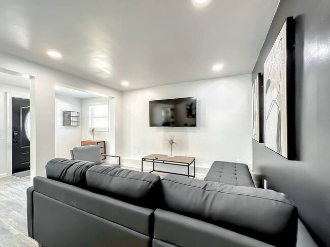 Building Photo - 173 S Orange Ave Rental
