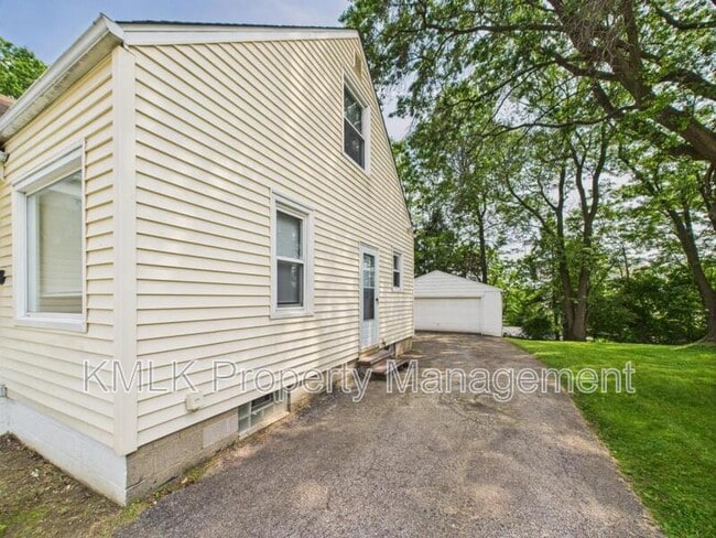 Photo - 636 Lurie Ave