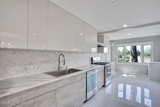 Photo - 17 Roslyn Dr