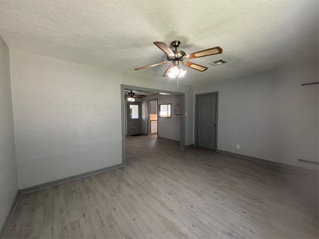 Photo - 301 19th Ave N