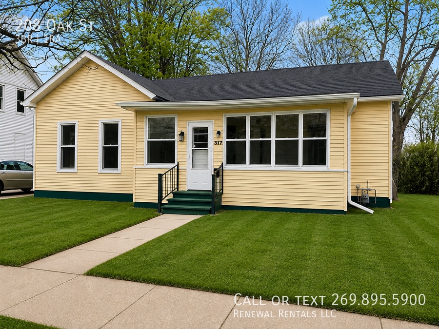 Photo - 208 Oak St