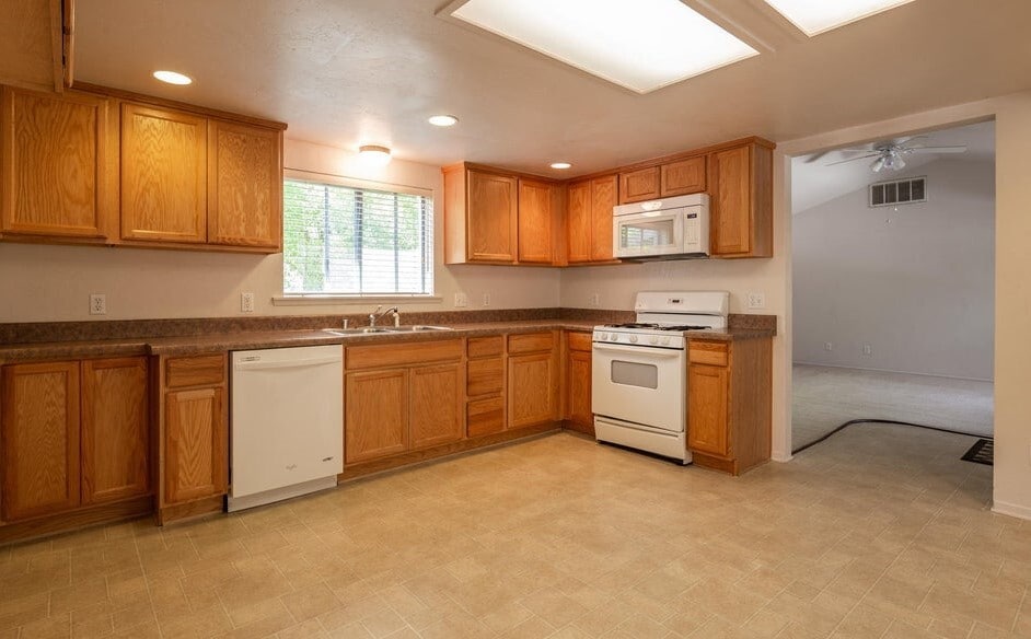 Photo - 3578 Pine St