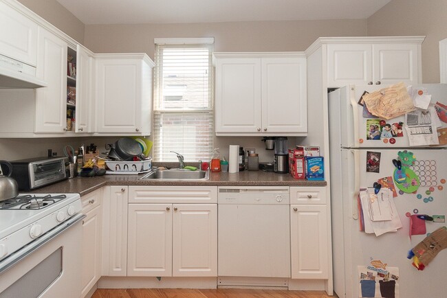 Photo - 3140 N Oakley Ave Unit J05P