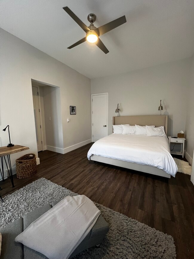 Large Bedroom w/king bed - 296 Gates Ave Unidad Apt. 1