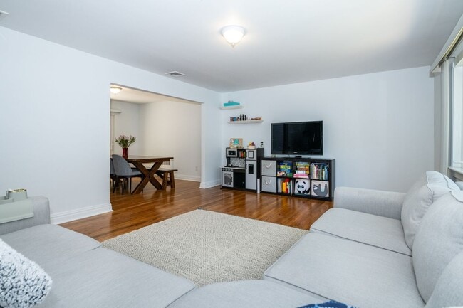 Photo - 18 Carlyle Pl