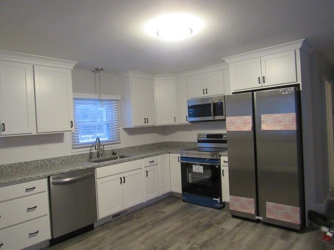 Photo - Auburn NH Single Family Home for Rent!