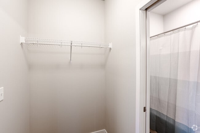 2BR, 2BA - 971SF - Walk-in Closet