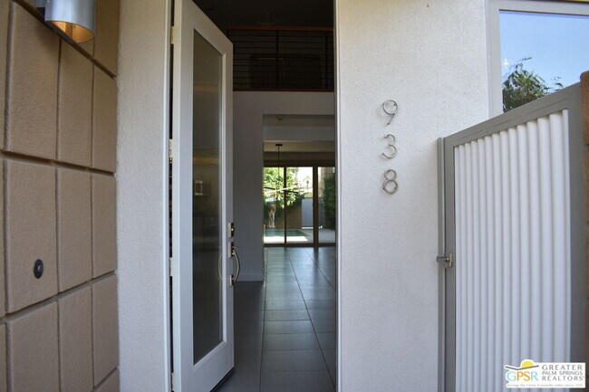 938 Oceo Cir S