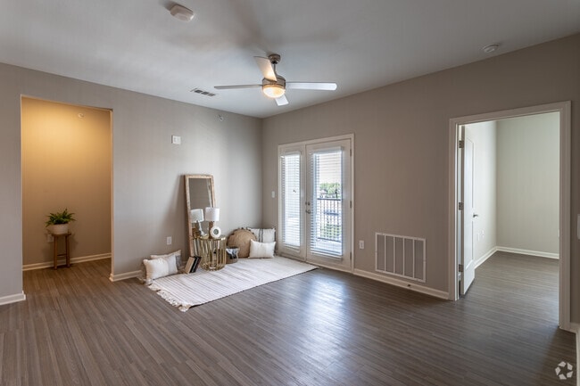 2BR, 2BA - 1072 SF