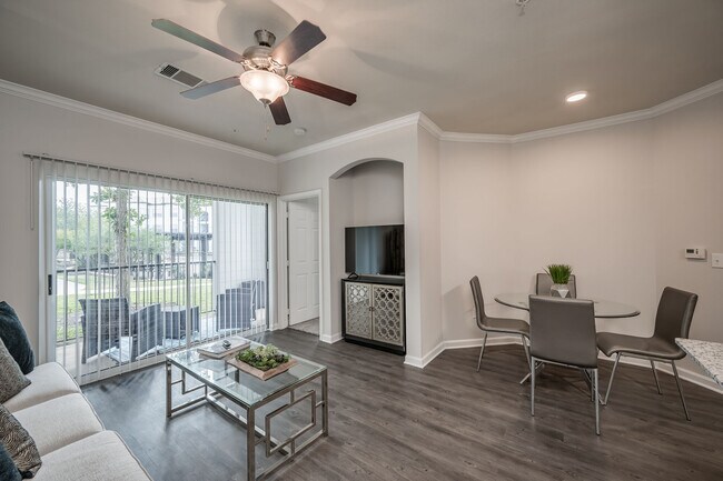 1BD, 1BA - 650SF - Living Room