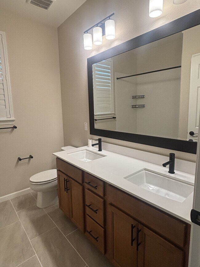Photo - 608 Somerset Way
