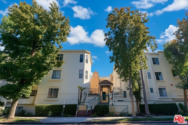Building Photo - 5420 Sylmar Ave Unit 314