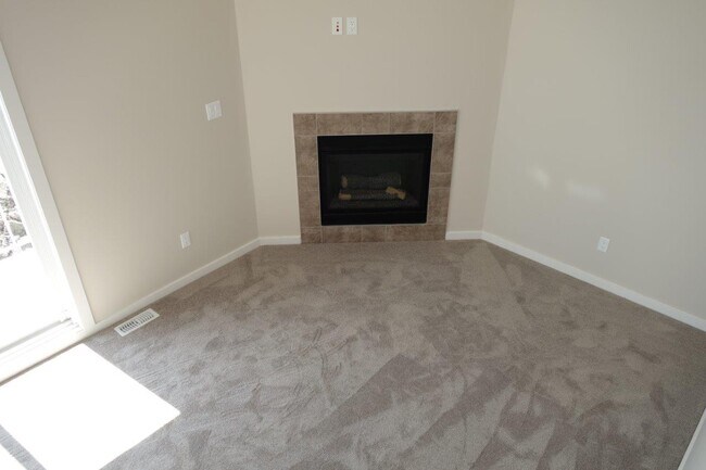 Photo - 2908 151 Av NW Unité 3-Bedroom