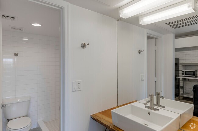 1BR, 1BA - 560SF - Bathroom - Luna Bear Arcos