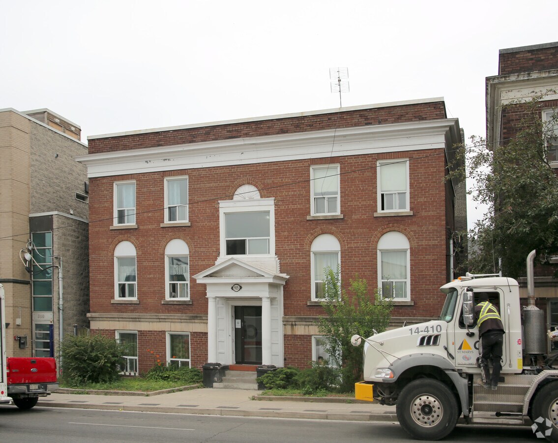 Photo - 915 St Clair Ave W