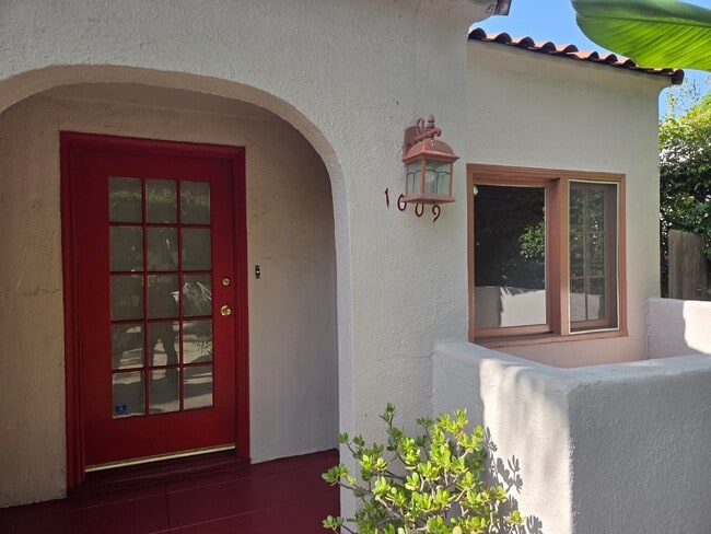 Front door & balcony - 1009 Havenhurst Dr