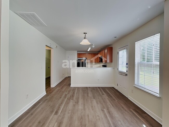 Photo - 982 Ramsgate Dr SW
