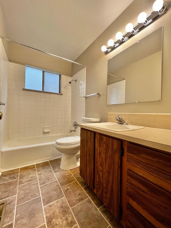 Photo - Great 2-Bed, 1-Bath Duplex Townhome Unit in Central...