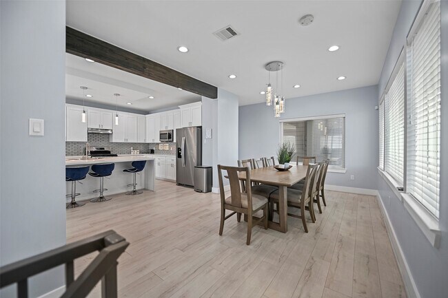 Photo - 2413 Pease St