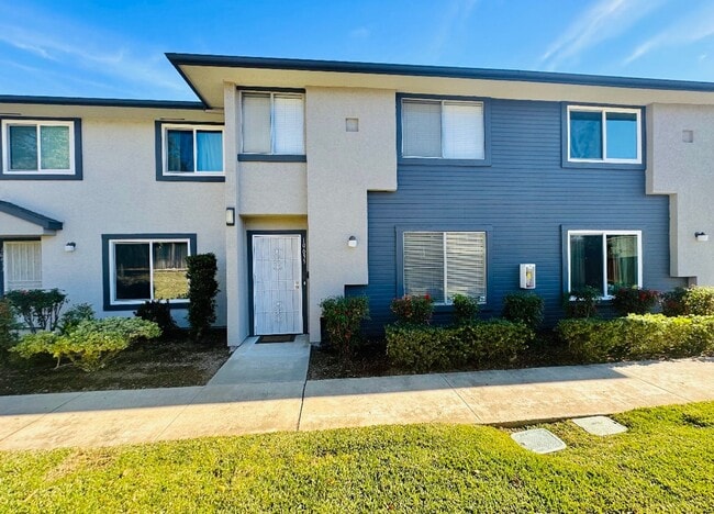 Building Photo - Stunning Townhome In Santee with Modern Fi...