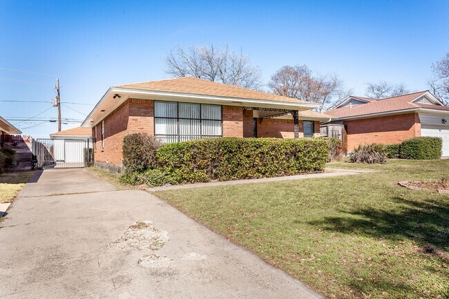 Photo - 3-bedroom, 2-bath home with 2-car garage in Casa View