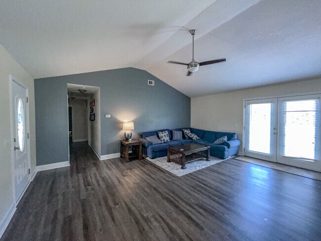 Photo - 613 Waverly Ln