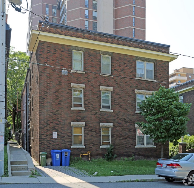 Building Photo - Queen's Court