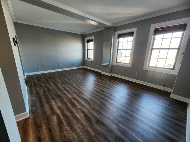 3 ventanas GRANDES - 1 E Chase St