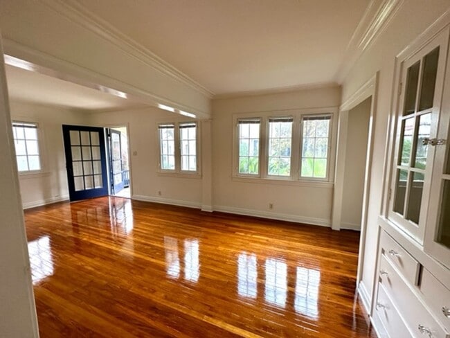 Building Photo - 1417 Bank St Unit #B