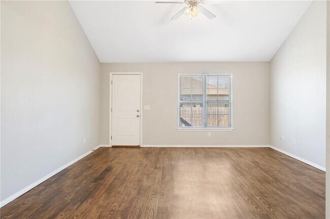 Photo - 103 Foxglove St