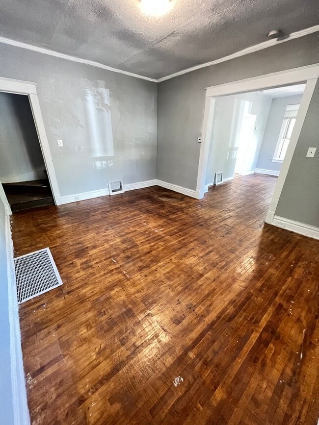 Photo - 708 E 6th St