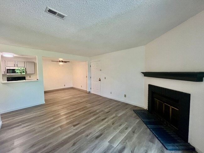 Photo - 1 bed 1 bath condo w/ in unit laundry ***$... Unit 205