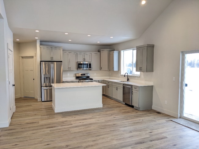 Photo - 4039 Snowberry Ave