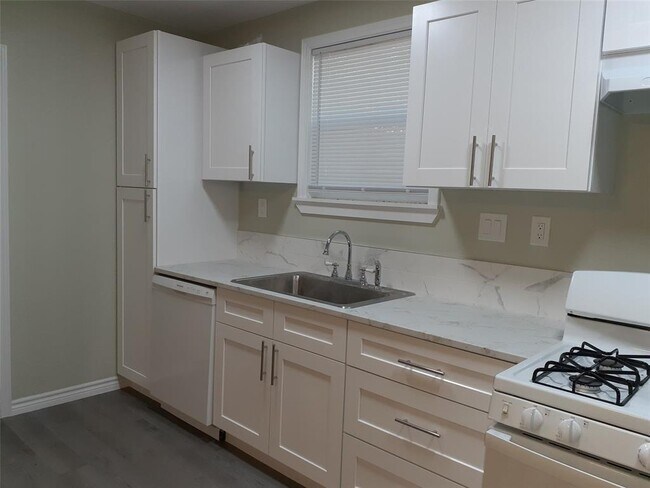 Photo - 717 Alamo St