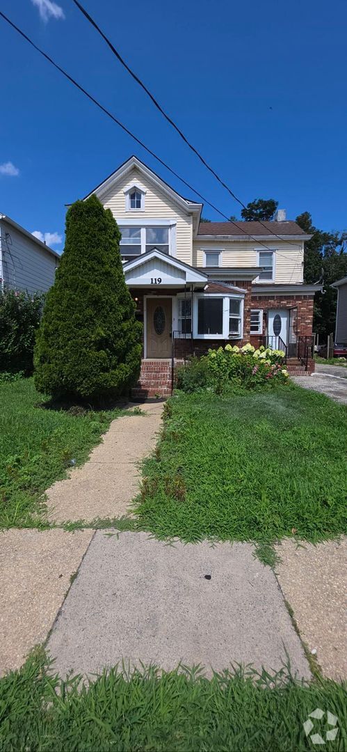 Building Photo - Large 5 Bedroom 2 Bathroom Single Family H... Rental