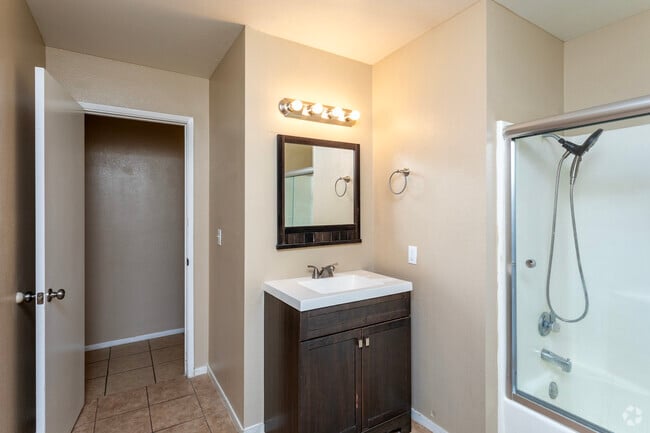 2BR, 1BA - 750SF - Bathroom