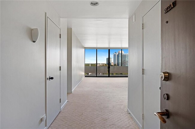 Photo - 2575 Peachtree Rd NE Unidad 22A