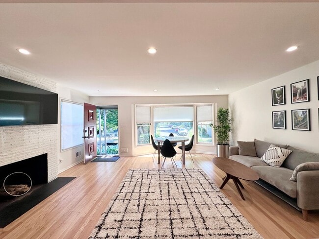 Photo - Lovely Duplex NE Portland - 2 bed, 1 bath w/Garage! Unit 2425